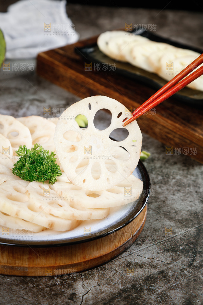 筷子上夹着莲藕