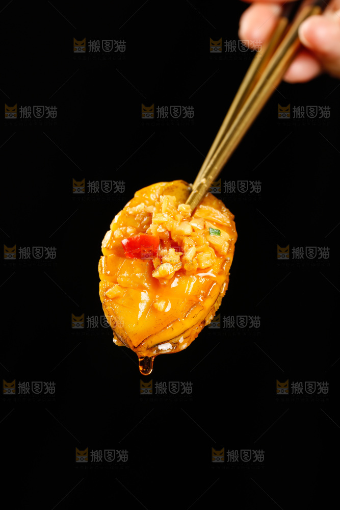 筷子上夹着蒜蓉鲍鱼