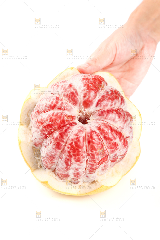 手里拿着蜜柚