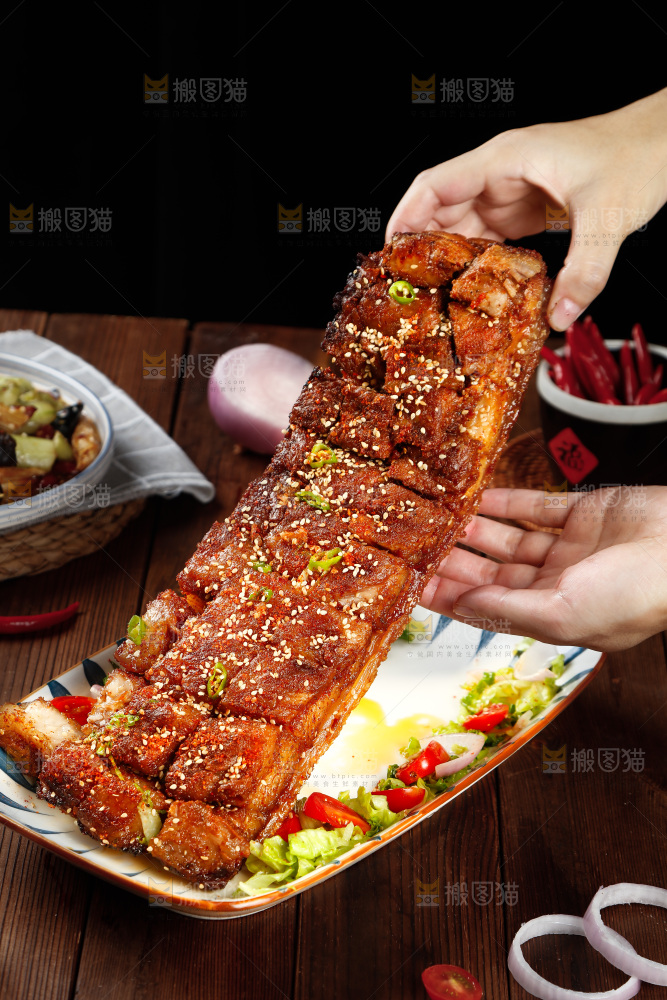 手里拿着脆皮烤肉
