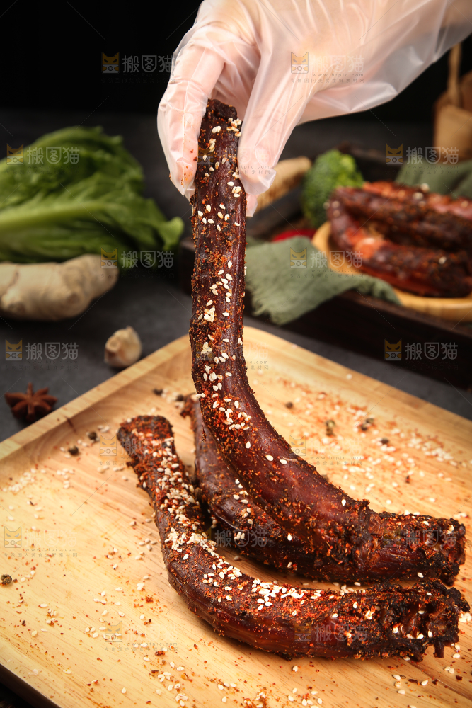手里拿着麻辣鸭脖