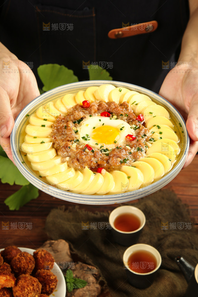 手里端着一盘鸡蛋豆腐蒸肉沫