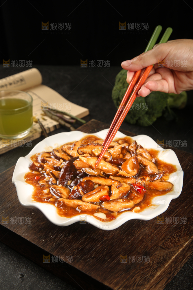 筷子上夹着炒香菇