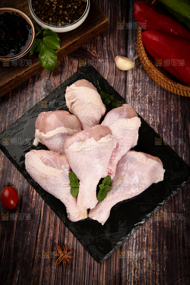 黑石底上摆放着鸡大腿