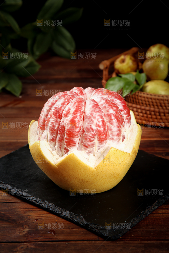 黑石板上红肉蜜柚