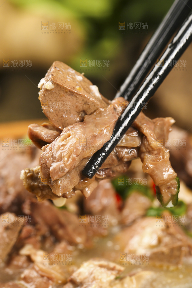 筷子上夹着羊杂