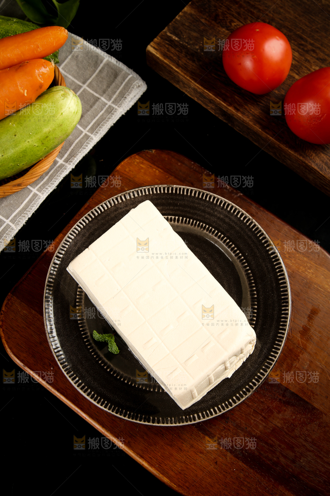 木底上放着一盘鲜豆腐