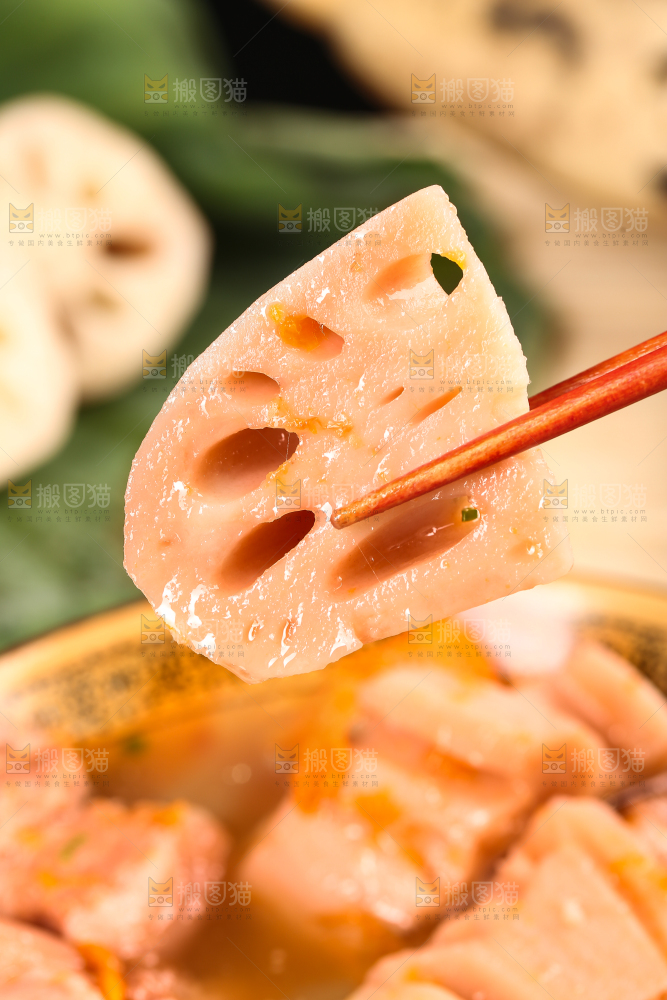 筷子上夹着粉藕