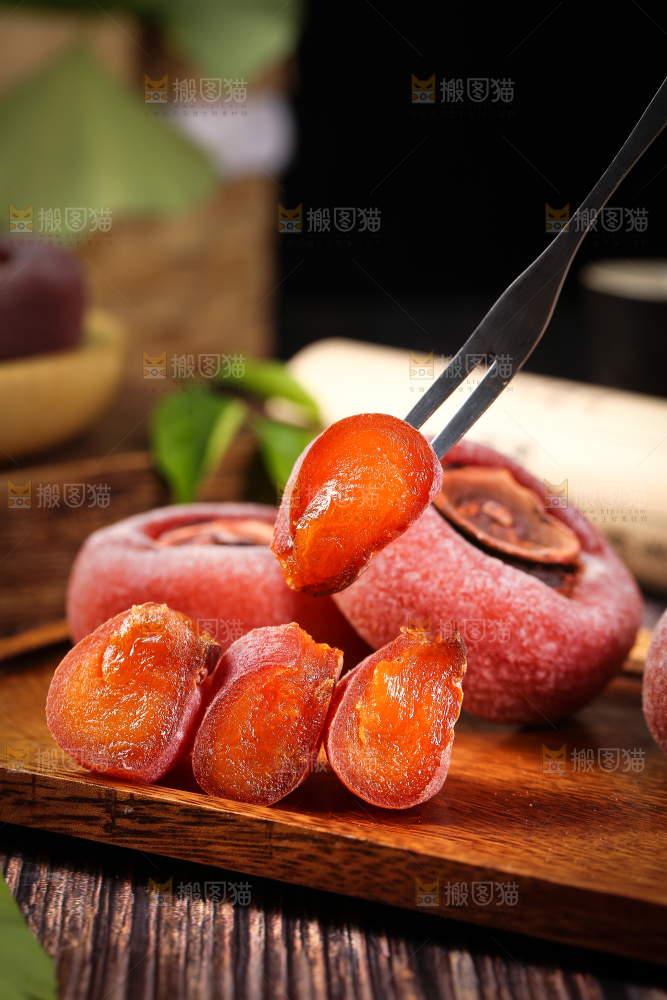 叉子上插着柿饼