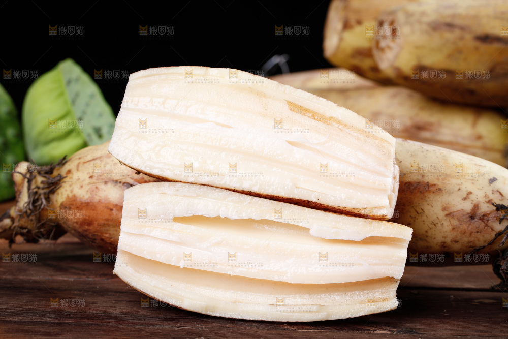 木底上摆放着湖北洪湖莲藕