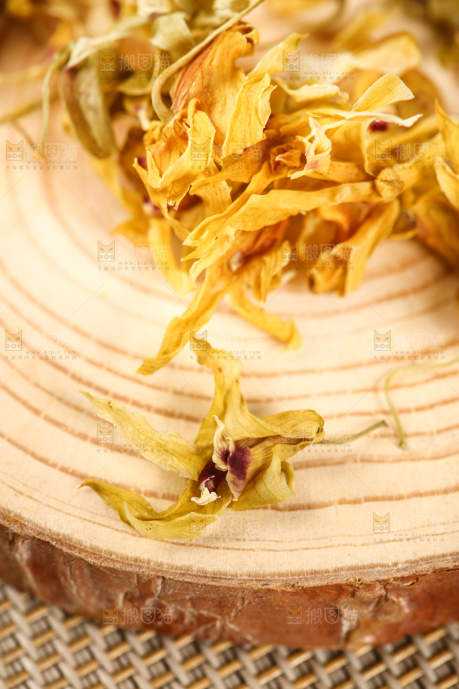 木板上放着一堆铁皮石斛干花