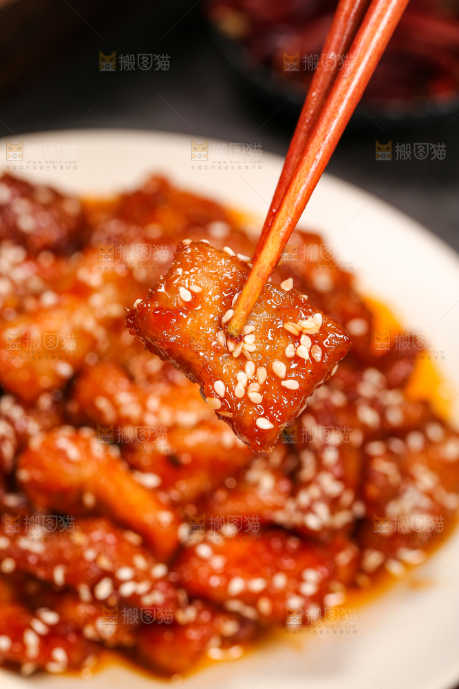 筷子上夹着里脊肉