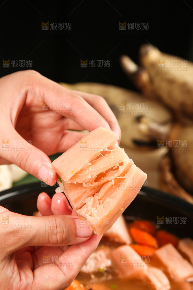 手里拿着粉藕
