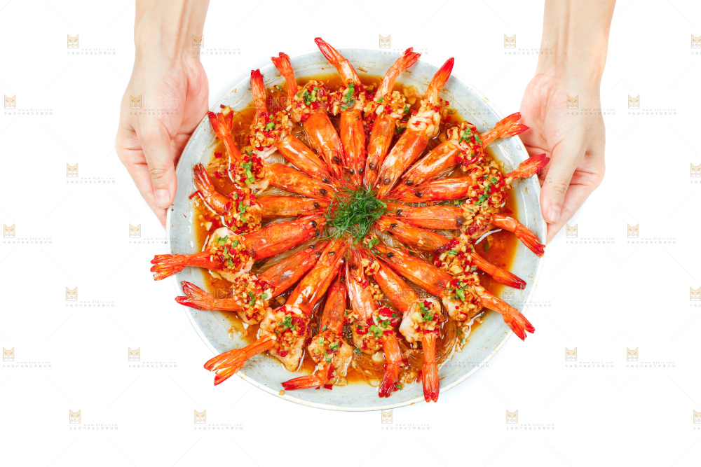 手里端着一盘蒜蓉粉丝虾