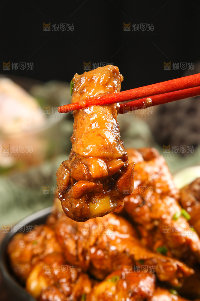筷子上夹着小鸡腿