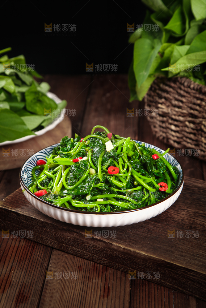 木底上放着一盘清炒苕尖