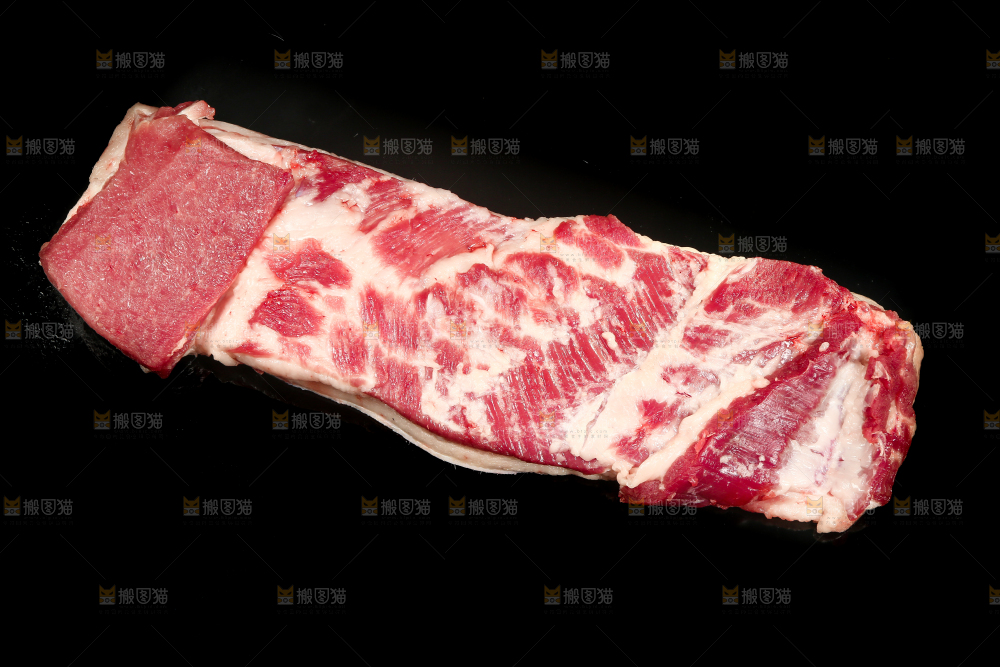 黑底上摆放着五花肉