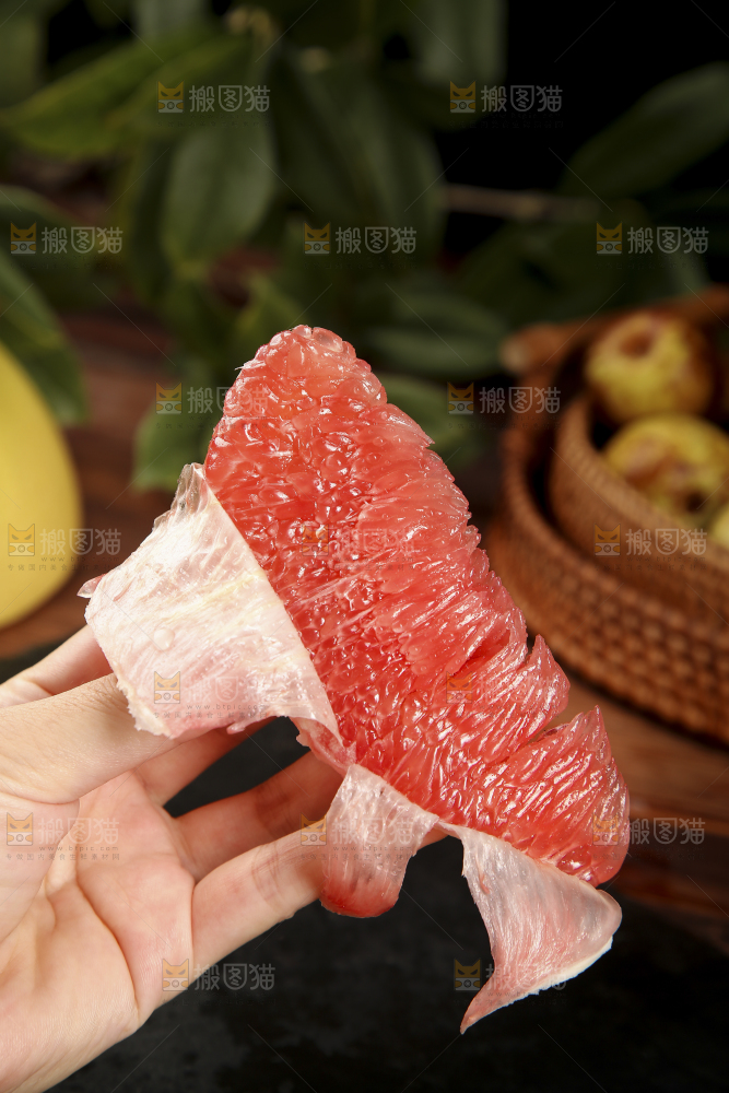 手里拿着红心柚