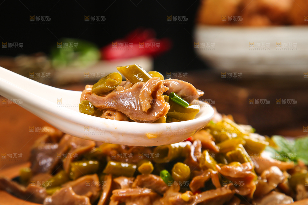 勺子上舀着酸辣鸡杂