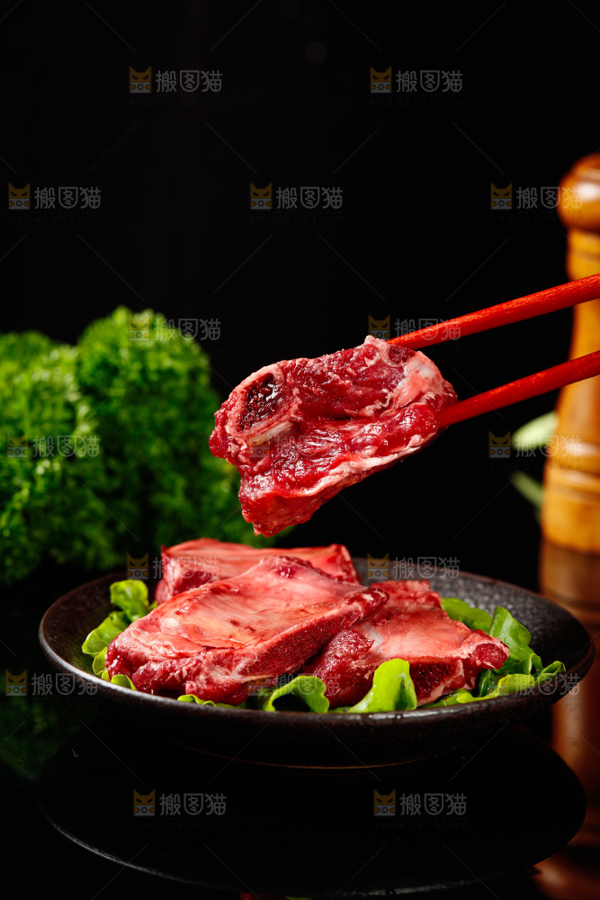 筷子上夹着牛肋排
