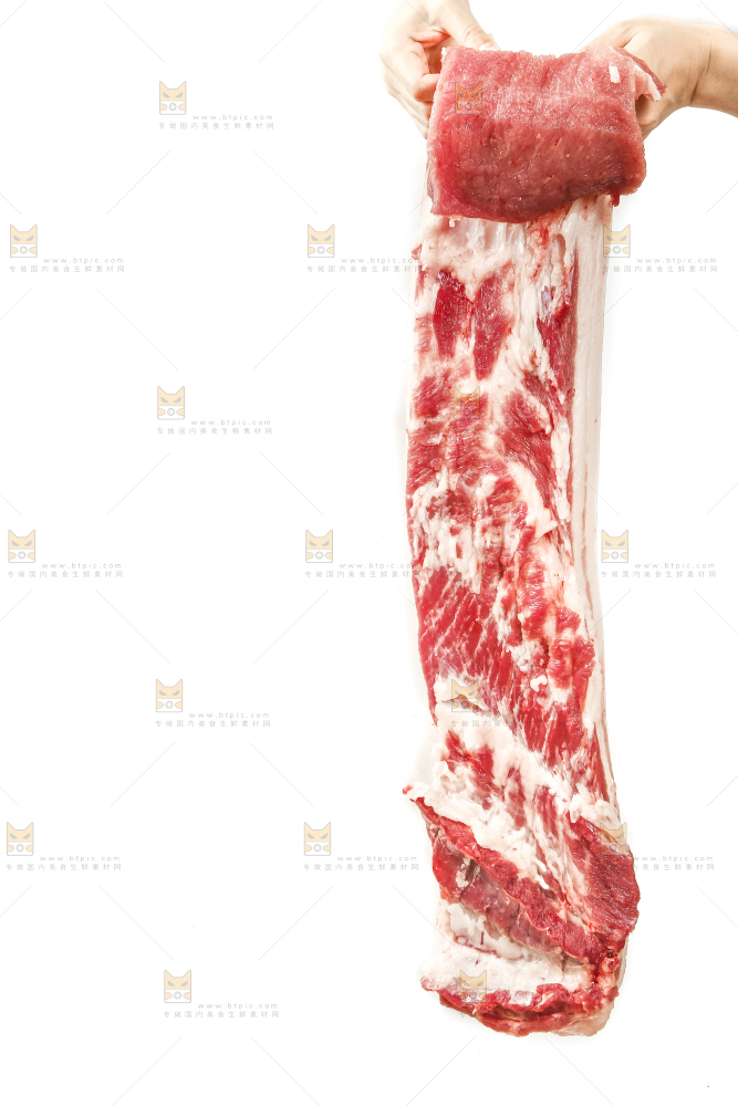 手里拿着新鲜猪肉
