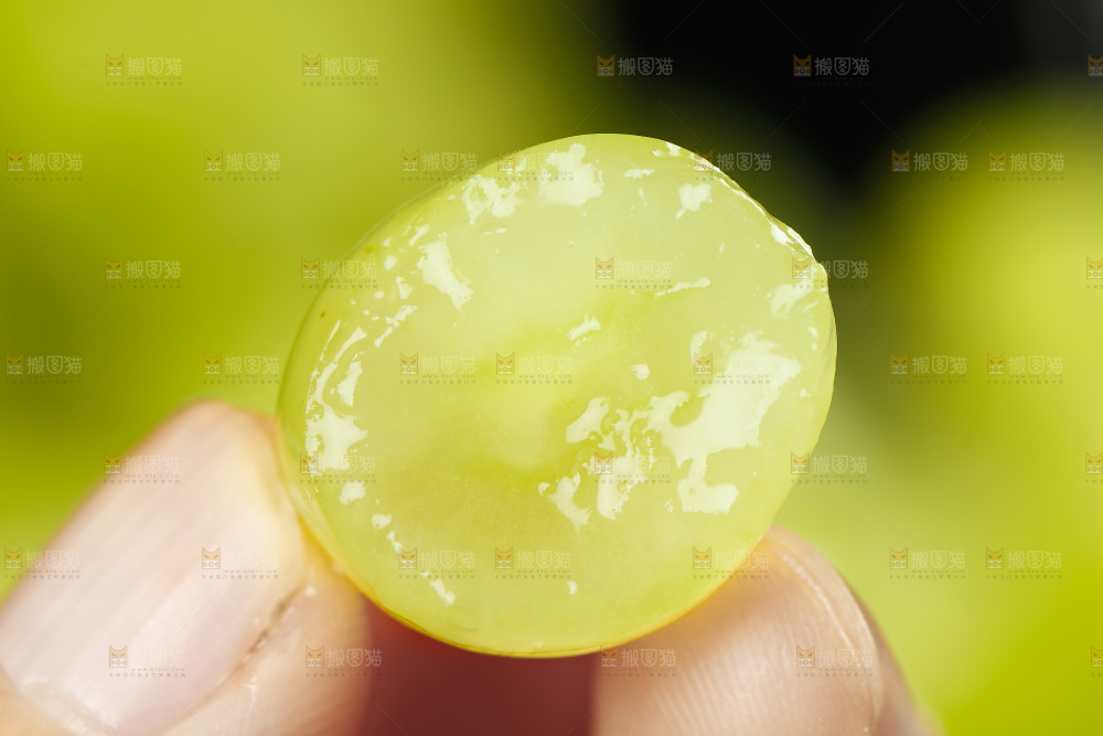 手里拿着白葡萄