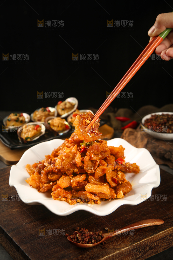 筷子上夹着小酥肉