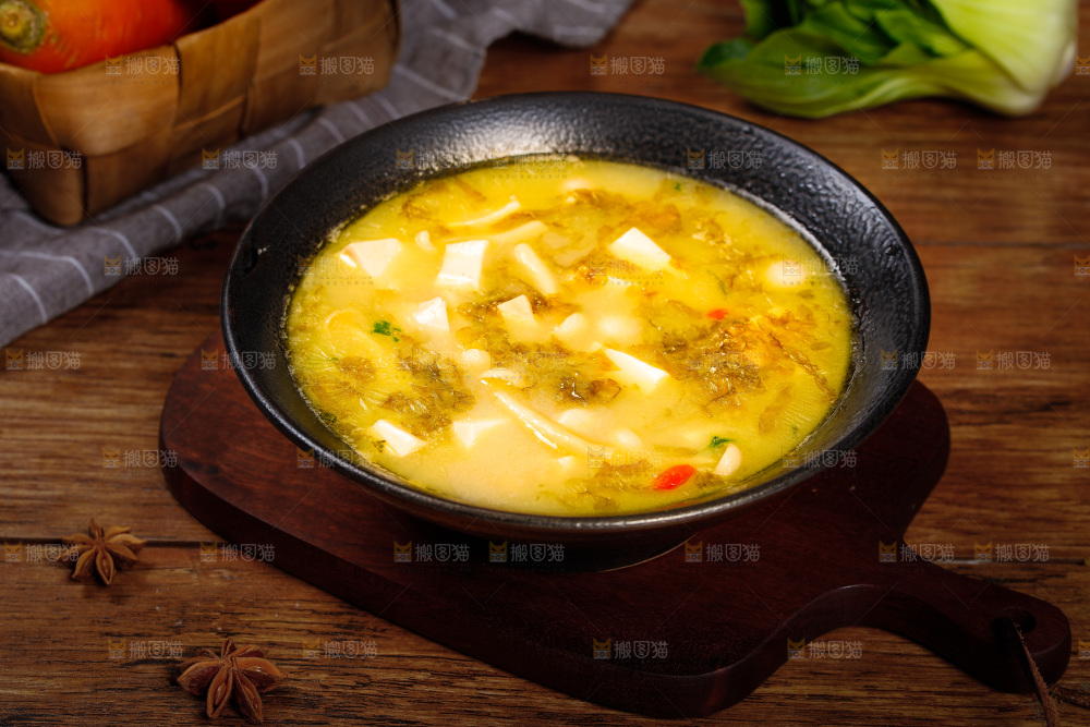 木底上放着一碗鲫鱼豆腐汤