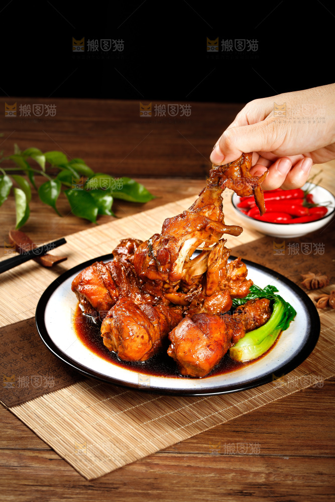 手里拿着鸡腿