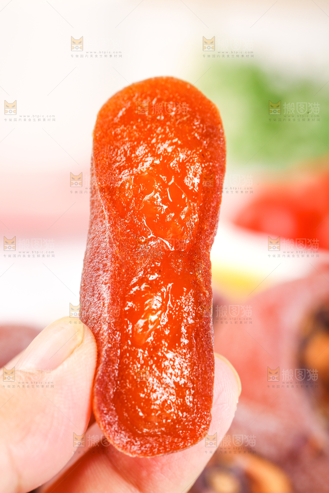 手里拿着柿饼