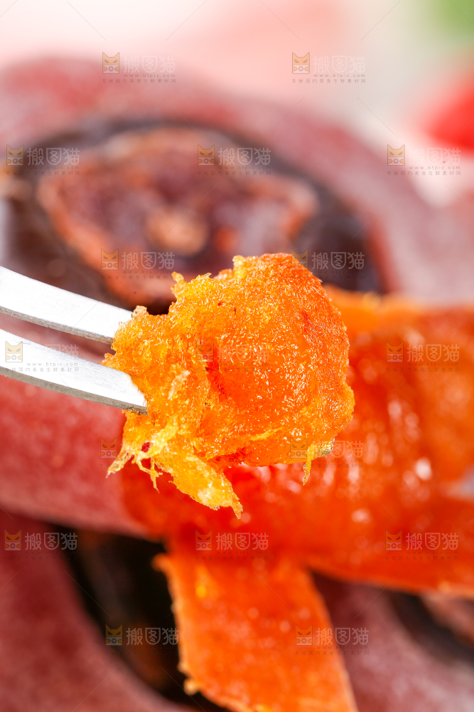 叉子上插着柿子饼果肉