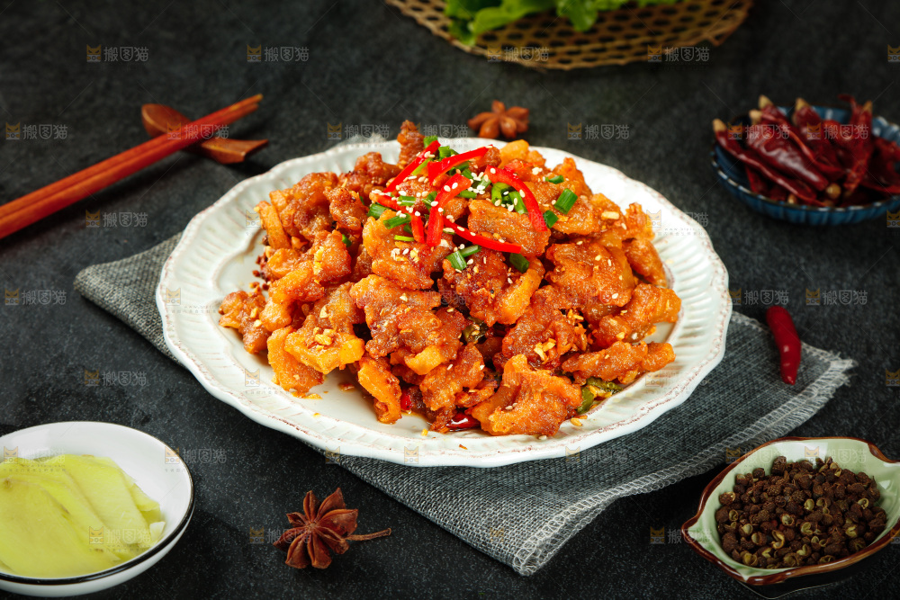 案板上放着一盘辣子小酥肉