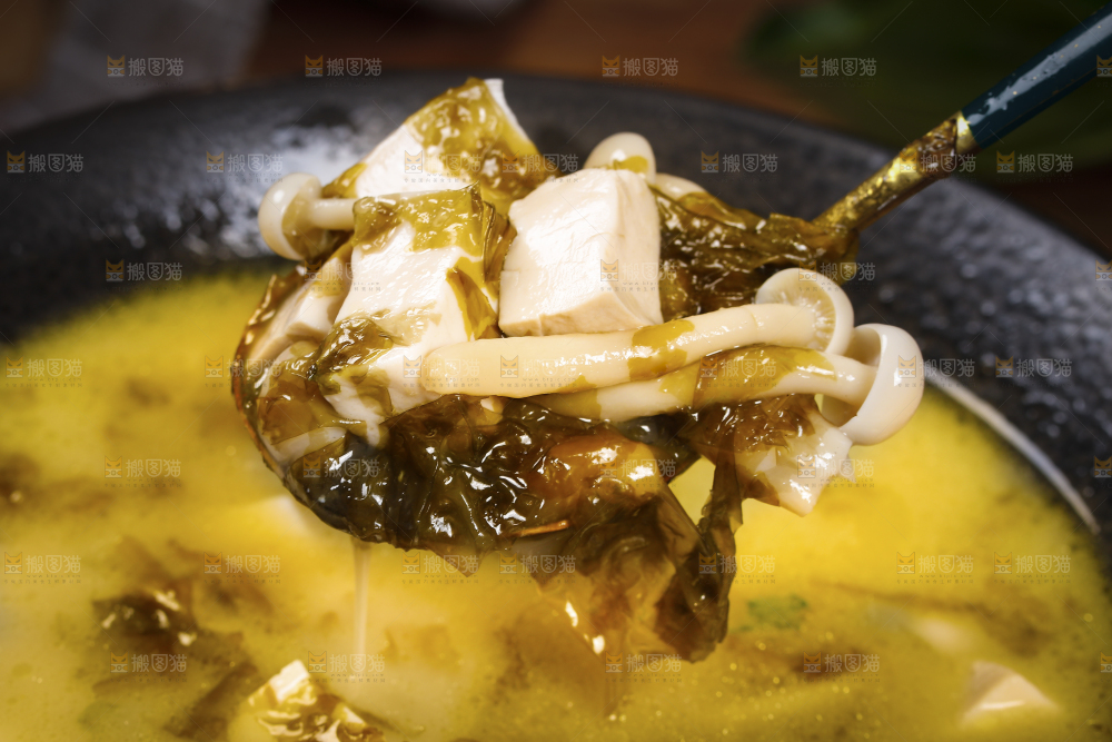 勺子上挖着豆腐白玉菇