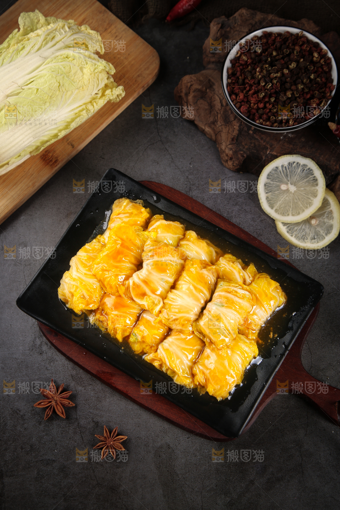 木板上放着一盘娃娃菜酿肉