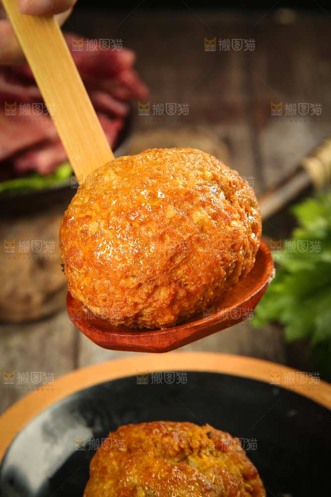 勺子上舀着肉丸子