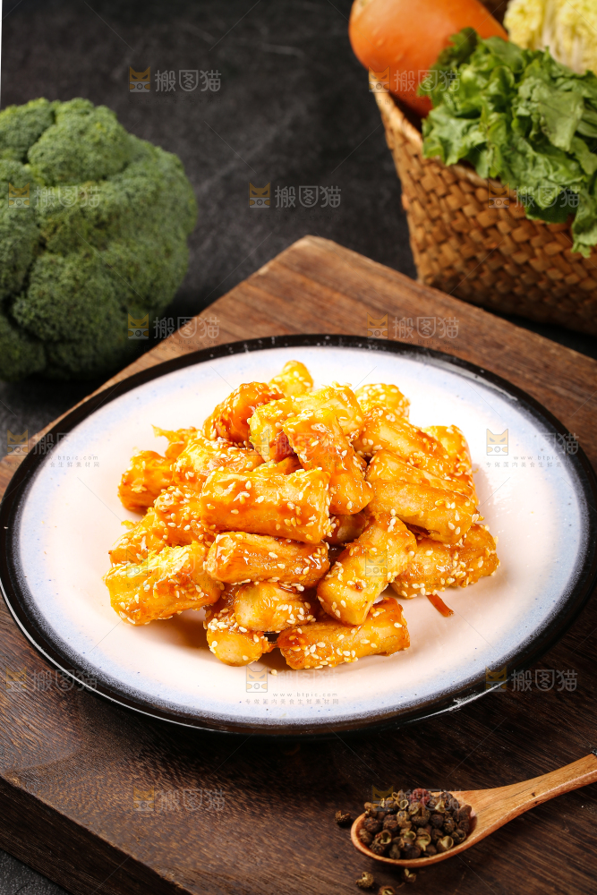 木底上摆放着一盘拔丝山药