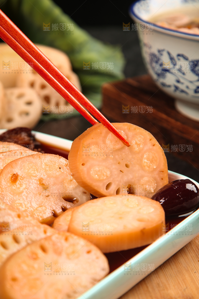 筷子上夹着糯米糖藕