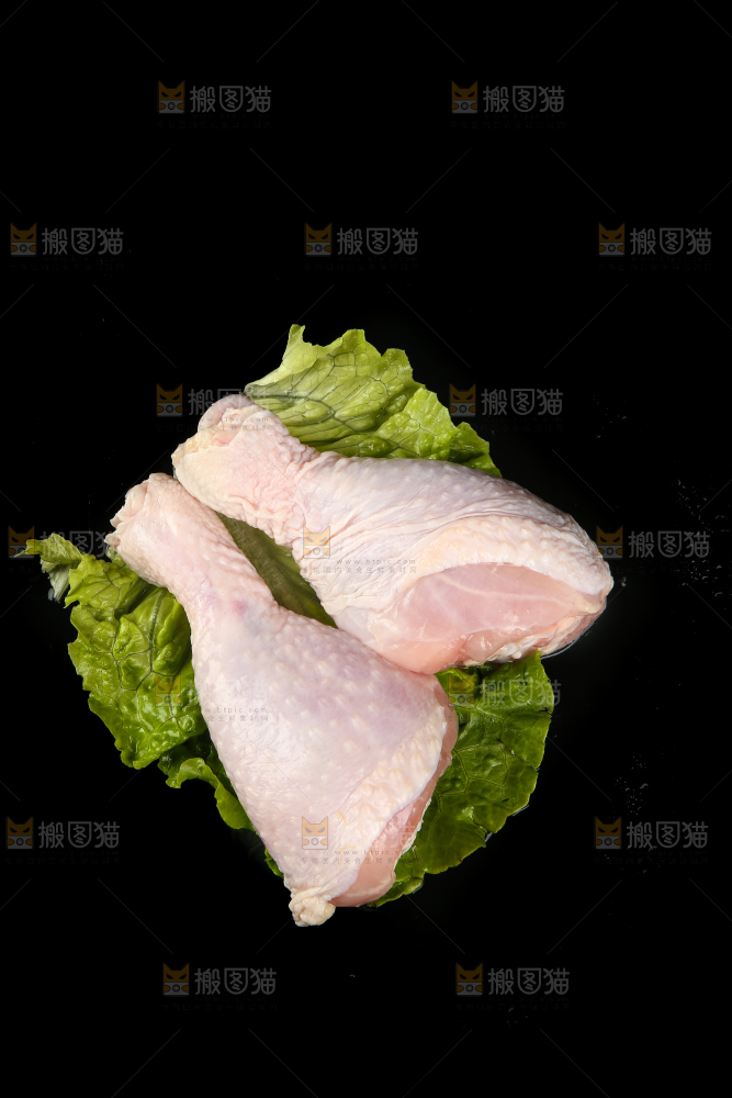 黑底上放着鸡腿