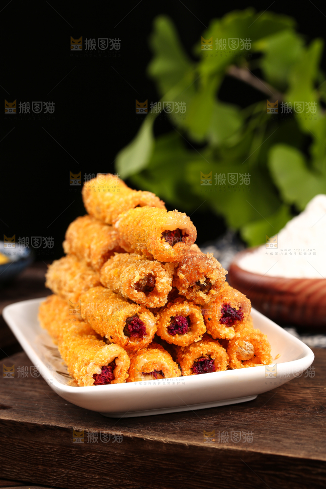 木底上放着一盘香酥紫薯条