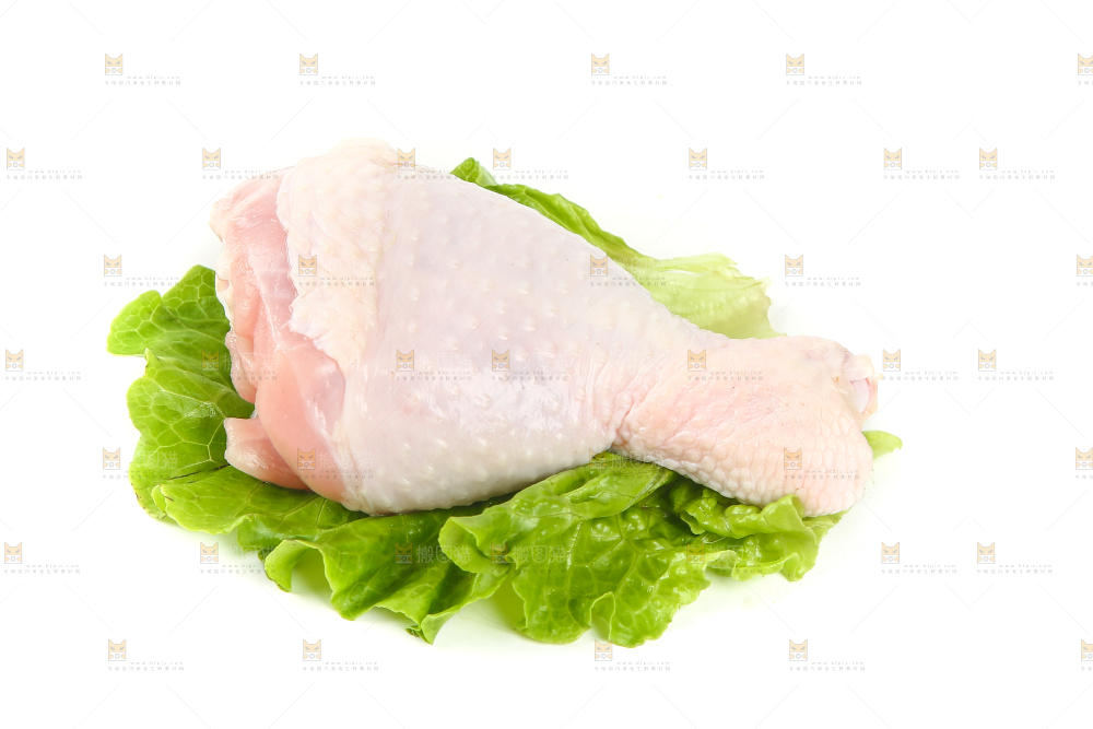菜叶上放着生鸡腿