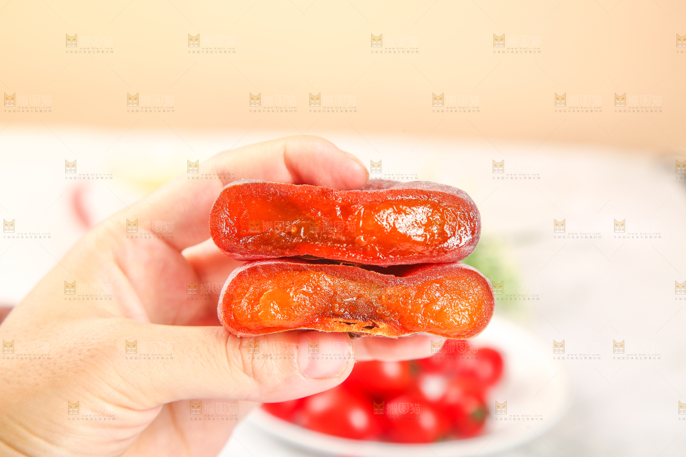 手里拿着柿子饼