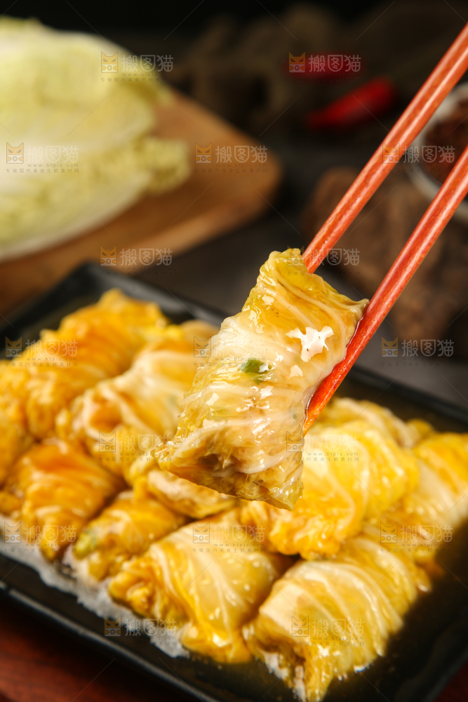 筷子上夹着娃娃菜卷肉