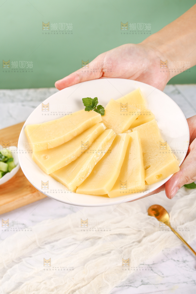 手里端着一盘奶酪