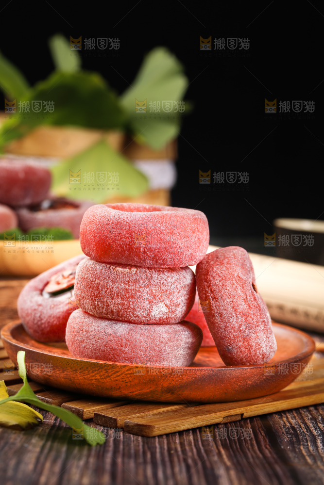 木底上放着一盘柿子饼