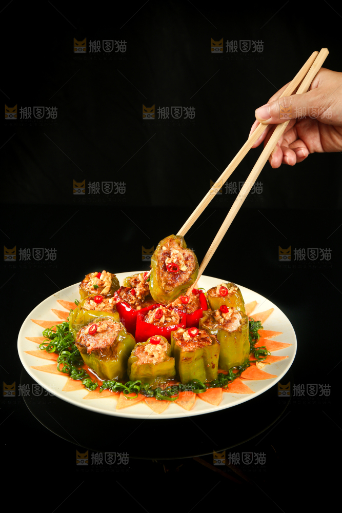 筷子上夹着青椒酿肉
