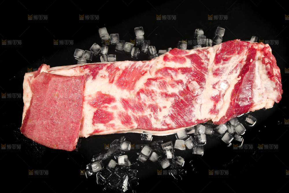 黑底上的冷冻猪肉