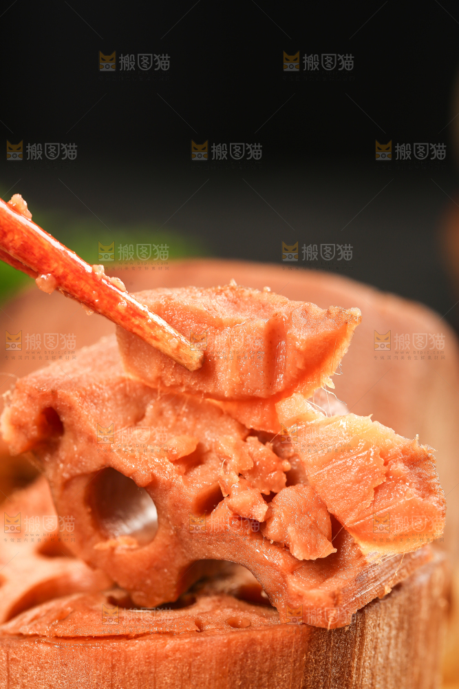 筷子上夹着煮熟的莲藕