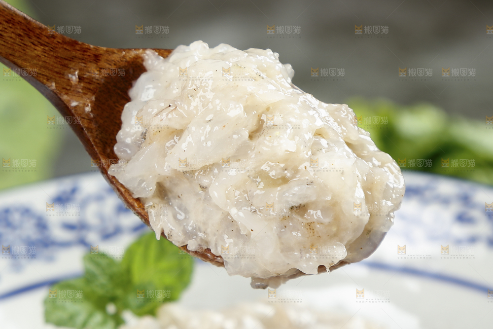 勺子上舀着虾肉