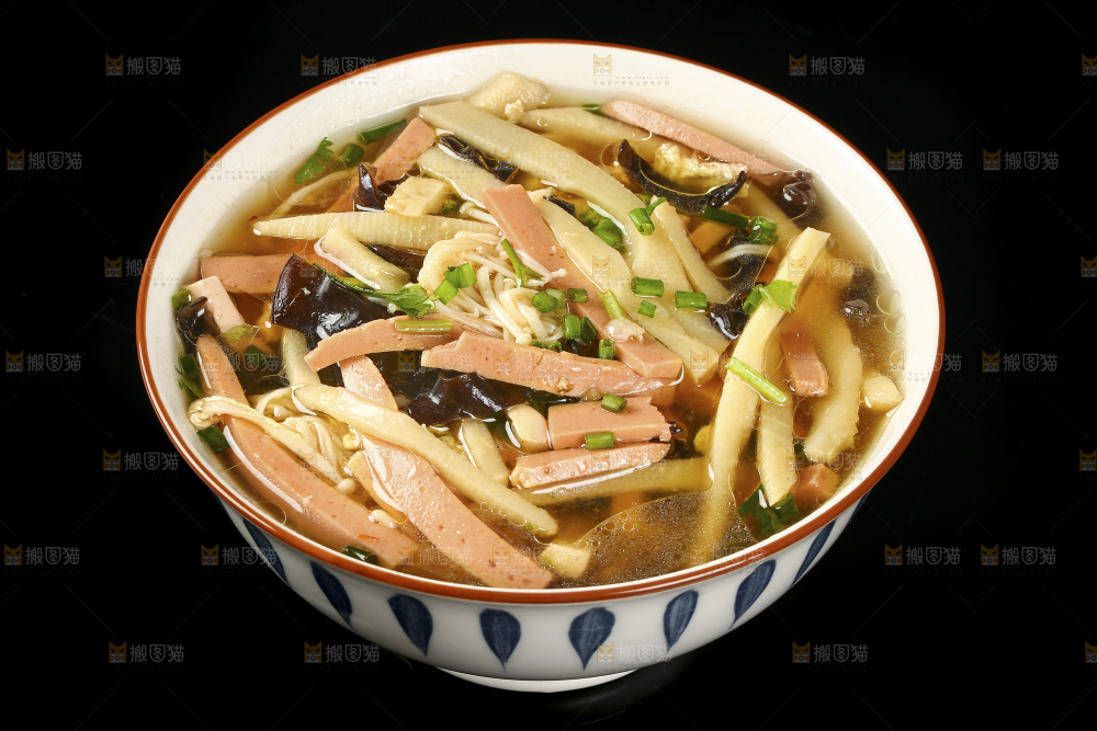 黑底上一碗秘制酸辣汤