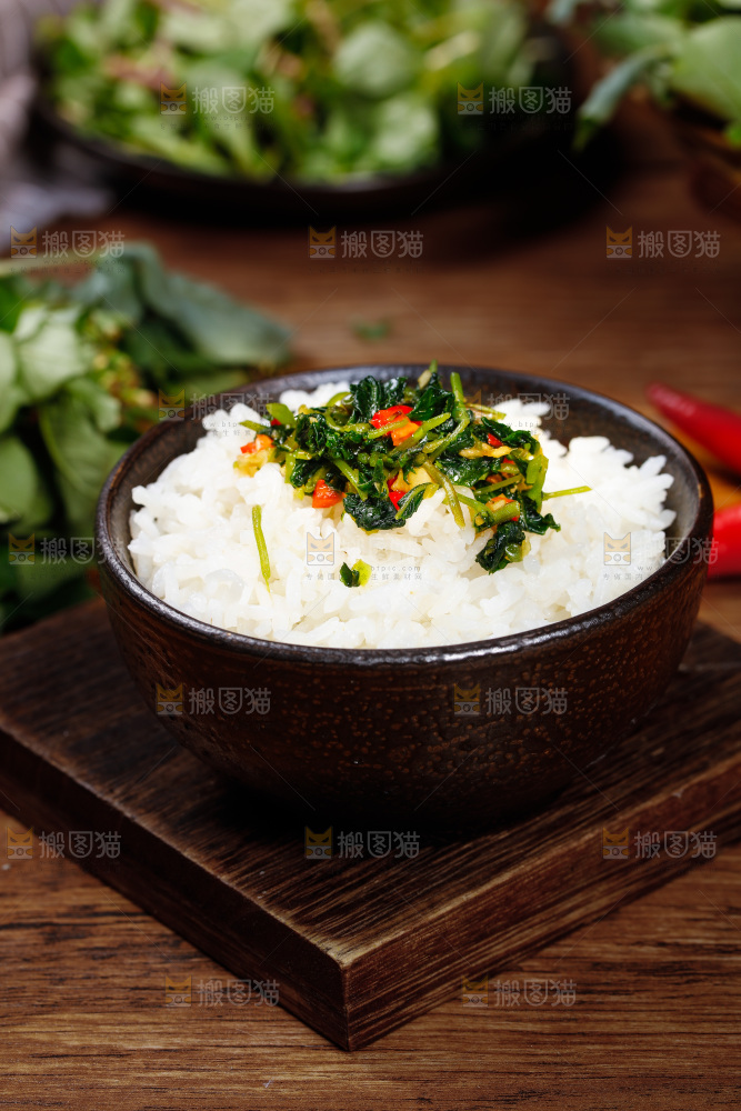 米饭上的凉拌白花菜
